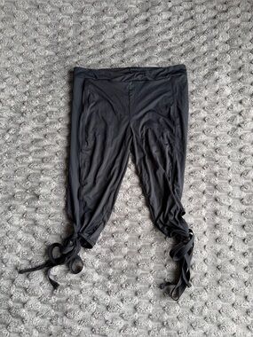 Black Tie Cuff Capri Leggings